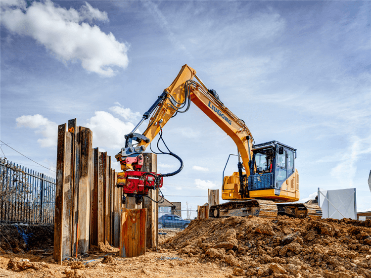 駕駛挖掘機時安全意識至關重要